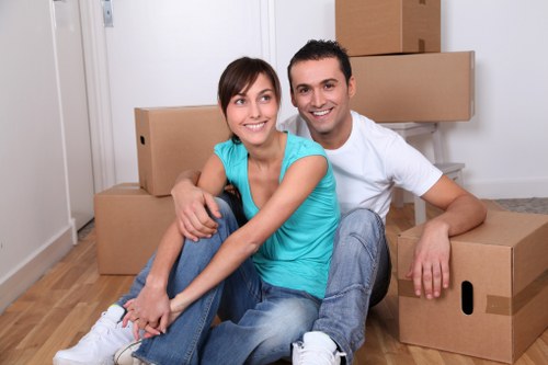 Professional movers loading household items into a van in Toedinburgh